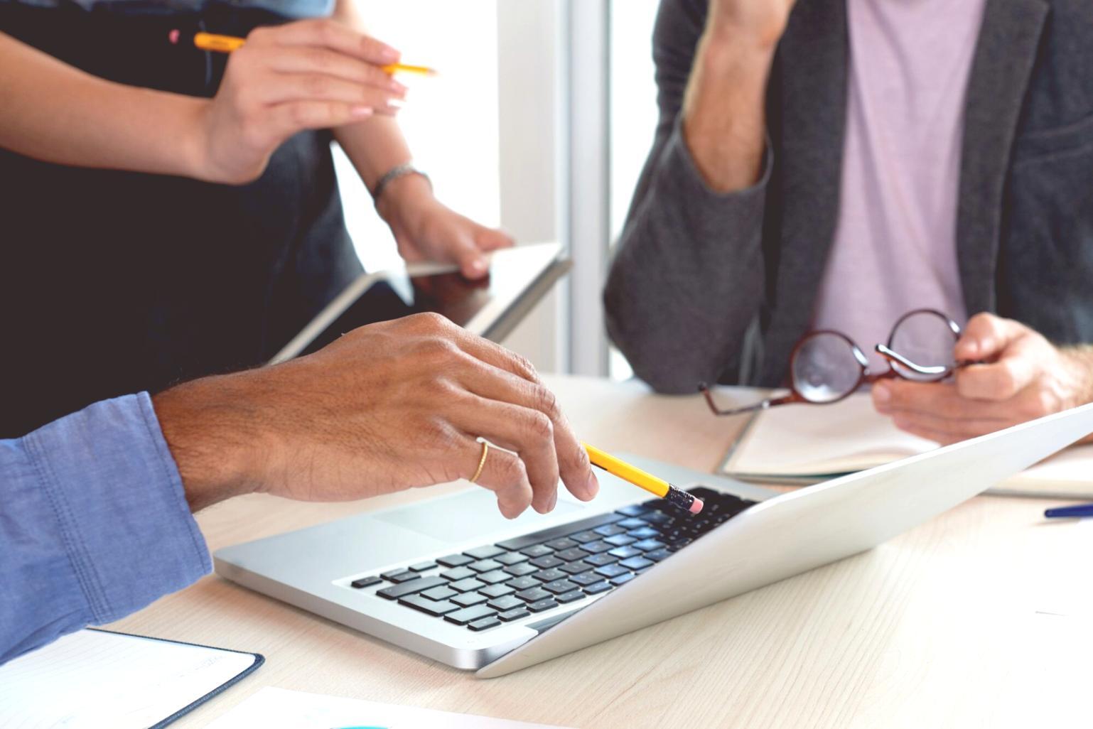 Equipo revisando informes financieros trimestrales