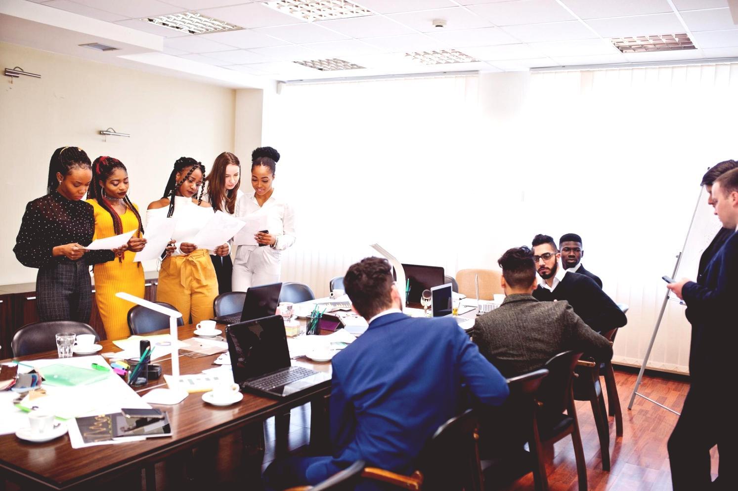Equipo de pheliontari trabajando en análisis presupuestario