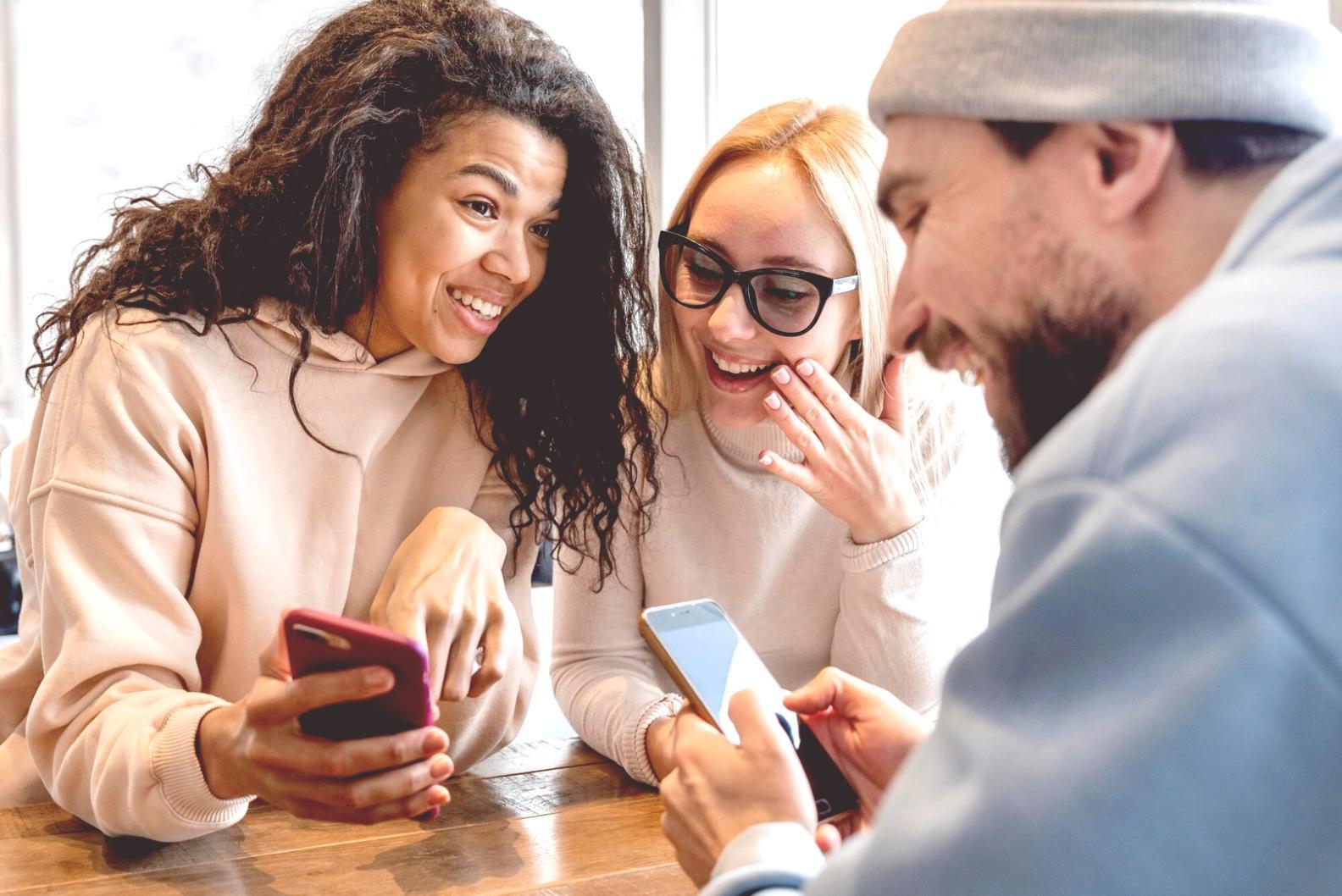 Profesional trabajando en análisis presupuestario con documentos y calculadora